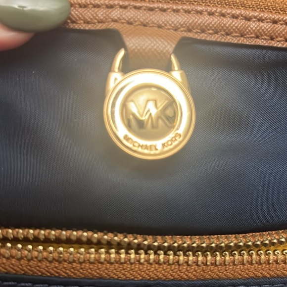 Michael Kors Lightweight CONNIE Medium Crossbody Nylon w/ Leather Trim - Picture 2 of 6